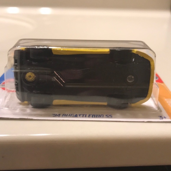 Hot wheels 1994 Bugatti EB 110 SS Yellow in high demand and highly collectible - Picture 6 of 6